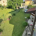 Familiare Immersa Nel Verde