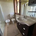 Familiare Immersa Nel Verde
