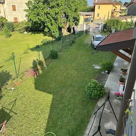 Familiare Immersa Nel Verde
