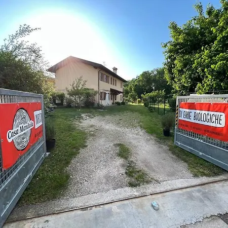 Familiare Immersa Nel Verde